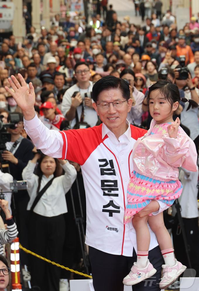 국민의힘 김문수 대선 후보가 13일 울산 뉴코아아울렛 앞에서 유세를 하고 있다. (공동취재) 2025.5.13
