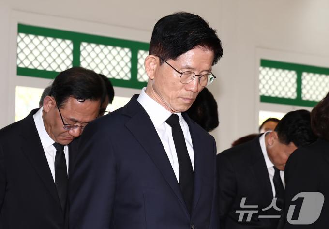 김문수 국민의힘 대통령 후보가 13일 오전 대구 동구 국립신암선열공원을 찾아 참배하고 있다. 2025.5.13/뉴스1 ⓒ News1 김민지 기자
