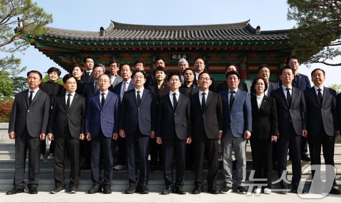김문수 국민의힘 대통령 후보가 13일 오전 대구 동구 국립신암선열공원을 찾아 참배를 마치고 기념촬영을 하고 있다. 2025.5.13/뉴스1 ⓒ News1 김민지 기자