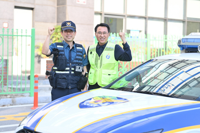  보이스피싱 피해를 막아낸 권오경 치안지킴이(오른쪽)가 감일 치안초소 앞에서 밝은 표정으로 포즈를 취하고 있다. 침착한 대응과 끈질긴 설득으로 한 시민의 소중한 재산과 가족의 평온을 지켜낸 주인공으로 감동을 주고 있다. /사진제공=하남시