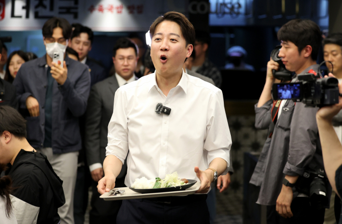 이준석 개혁신당 대선 후보가 13일 대구 북구 경북대학교를 찾아 학식을 배식 받은 뒤 이동하고 있다. /사진=뉴시스 