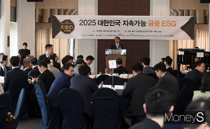 머니S '제5회 대한민국 지속가능 금융 ESG 어워드'가 13일 오후 서울 중구 한국프레스센터에서 성황리에 막을 내렸다. 사진은 이날 축사를 하는 김형기 머니S 대표이사. /사진=장동규 기자