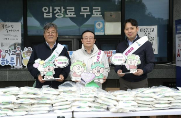 김덕현 연천군수가 제32회 연천 구석기축제 행사서 '고향사랑기부제' 홍보를 하고 있다. /사진제공=연천군