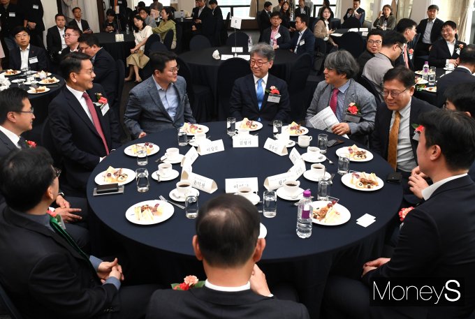 13일 머니S가 서울 중구 한국프레스센터 20층 프레스클럽에서 '2025 대한민국 지속가능 금융 ESG 어워드'를 개최했다. 심사위원과 수상자, 시상자가 대화를 나누고 있다./사진=장동규 기자