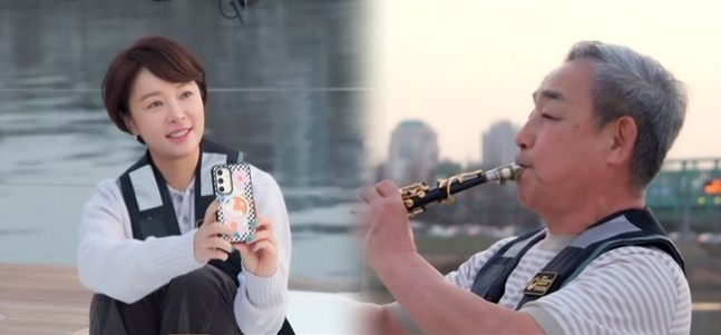 배우 황정음이 아버지와 효도 데이트에 나선다. /사진='솔로라서' 제공