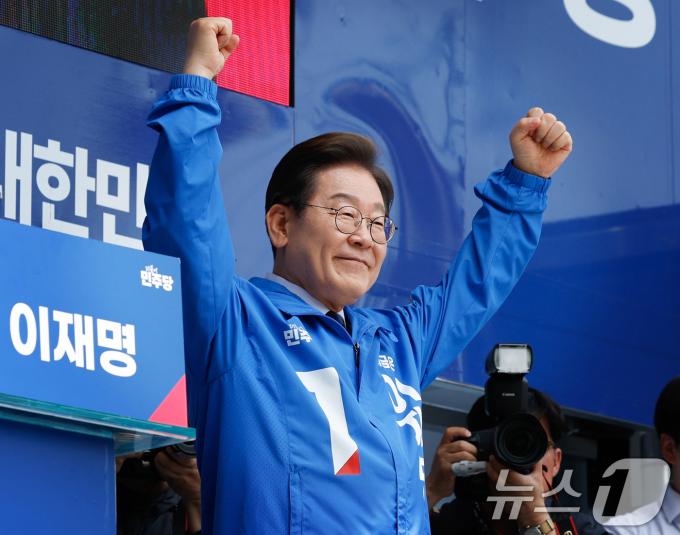 이재명 더불어민주당 대통령 후보가 선거운동 이틀째를 맞은 13일 오전 집중 유세를 위해 경북 구미역 광장을 찾아 연설을 마친 후 인사하고 있다. 2025.5.13/뉴스1 ⓒ News1 안은나 기자