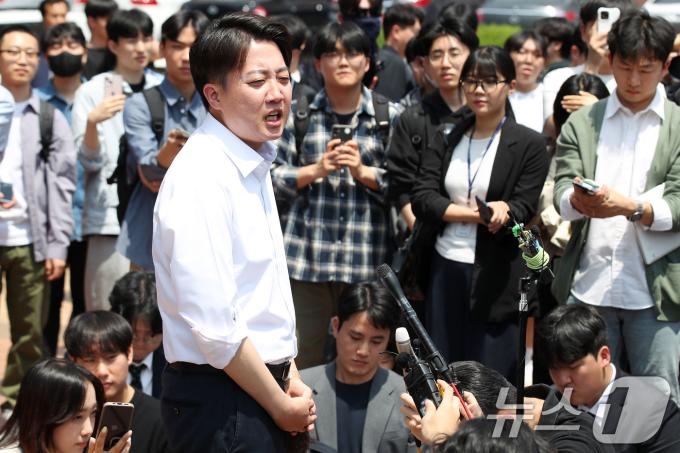 이준석 개혁신당 대통령 후보가 13일 대구 북구 경북대를 찾아 학생들과 점심 식사를 앞두고 복지관 앞에서 발언하고 있다. 2025.5.13/뉴스1 ⓒ News1 공정식 기자