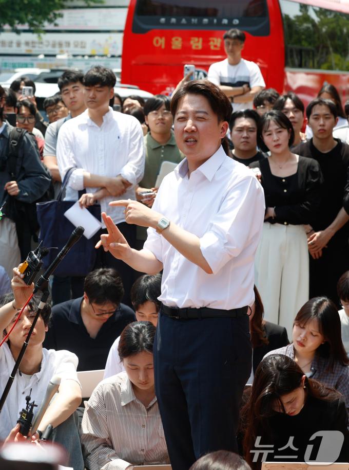 이준석 개혁신당 대통령 후보가 13일 대구 북구 경북대를 찾아 학생들과 점심 식사를 앞두고 복지관 앞에서 발언하고 있다. 2025.5.13/뉴스1 ⓒ News1 공정식 기자