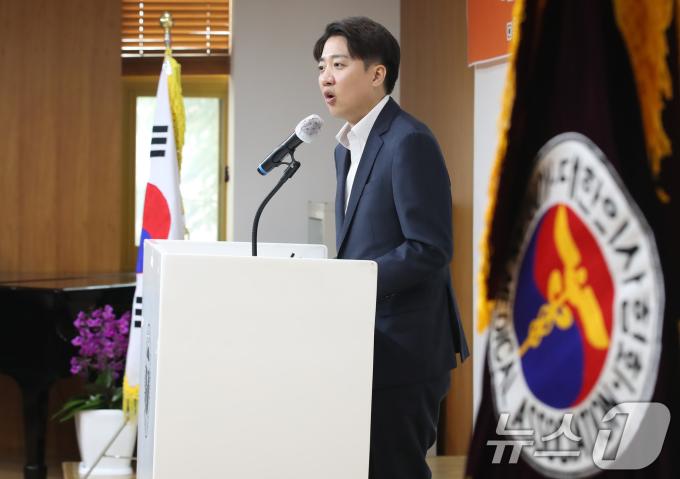 이준석 개혁신당 대통령 후보가 13일 오후 대구 북구 대구시의사회관에서 열린 대구·경북의사회 지역의료 현안 간담회를 찾아 모두발언을 하고 있다. 2025.5.13/뉴스1 ⓒ News1 공정식 기자