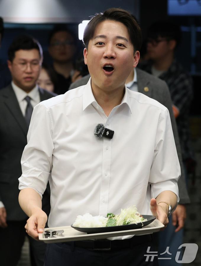 이준석 개혁신당 대통령 후보가 13일 대구 북구 경북대를 찾아 학생들과 점심 식사를 위해 자리로 향하고 있다. 2025.5.13/뉴스1 ⓒ News1 공정식 기자