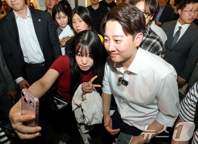 이준석 개혁신당 대통령 후보가 13일 대구 북구 경북대를 찾아 학생들과 기념촬영을 하고 있다. 2025.5.13/뉴스1 ⓒ News1 공정식 기자
