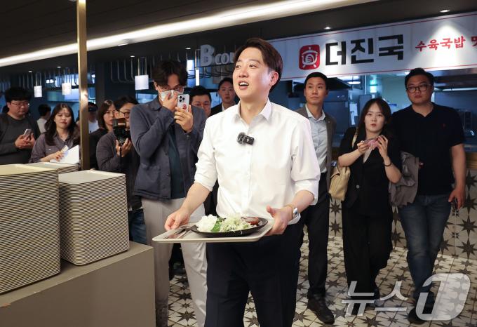 이준석 개혁신당 대통령 후보가 13일 대구 북구 경북대를 찾아 학생들과 점심 식사를 위해 자리로 향하고 있다. 2025.5.13/뉴스1 ⓒ News1 공정식 기자