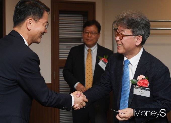 김형기 머니S 대표이사가 '제5회 지속가능 금융 ESG 어워드'에서 황선오 금융감독원 부원장보와 인사를 하고 있다. /사진=장동규 기자