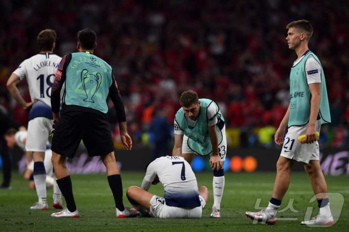 UCL 결승에서 패한 뒤 아쉬움이 주저앉은 손흥민(가운데) ⓒ AFP=뉴스1