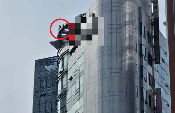 서울 강남구에서 또 투신 소동이 벌어졌다. 사진은 강남역 앞 15층 높이 건물 옥상 난간에 올라간 시민의 모습. /사진=온라인 커뮤니티 캡처