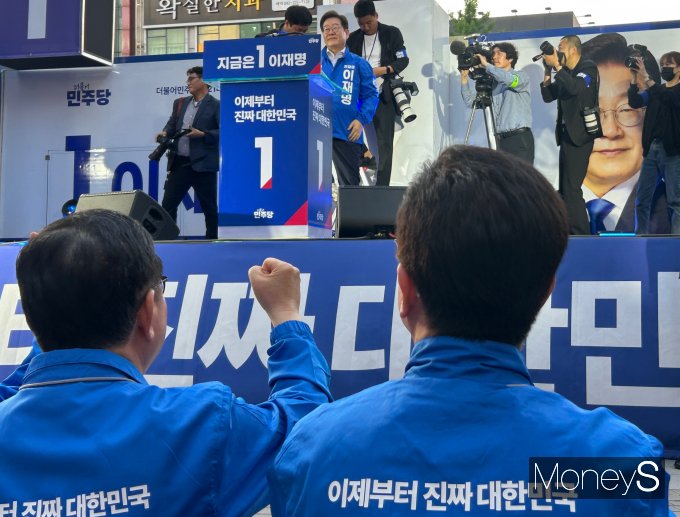 이재명 더불어민주당 대통령 후보가 외교·통상 정책에서도 이 후보가 표방하는 실용주의 노선을 견지하겠다는 의지를 드러냈다. 사진은 13일 대구 중구 동성로 대구백화점 앞 유세 현장에서 이 후보가 유세 발언에 나선 모습. /사진=김성아 기자