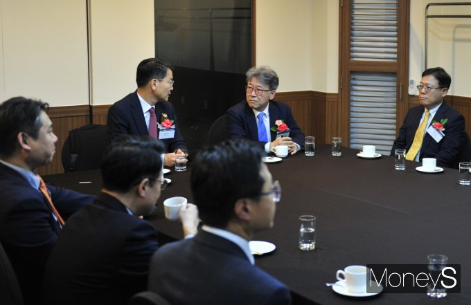 김형기 머니S 대표이사가 '제5회 지속가능 금융 ESG 어워드'에서 황선오 금융감독원 부원장보와 대화를 나누고 있다. /사진=장동규 기자 