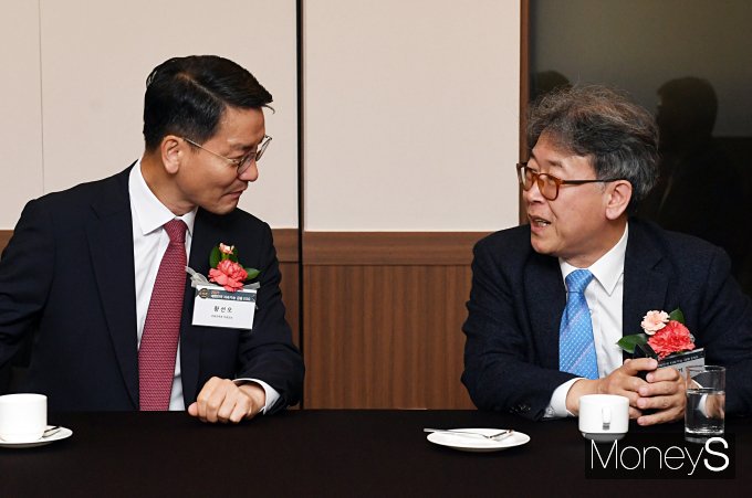 김형기 머니S 대표이사가 '제5회 지속가능 금융 ESG 어워드'에서 황선오 금융감독원 부원장보와 대화를 나누고 있다. /사진=장동규 기자