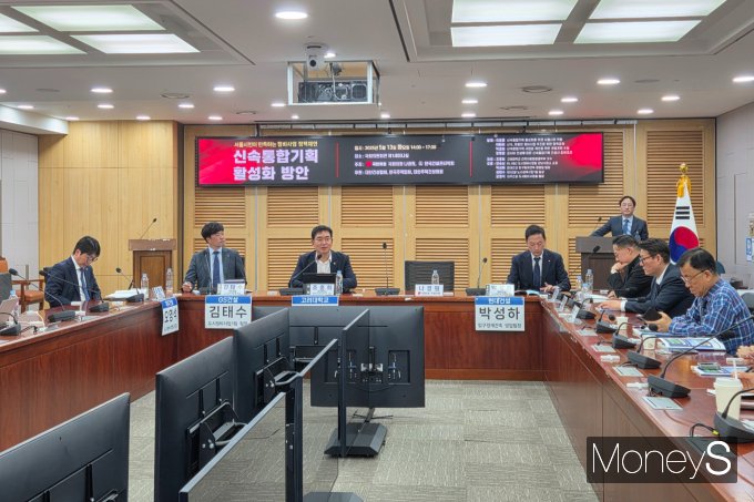정비사업 공사비 분쟁이 수년째 잇따르는 가운데 서울시가 '신속통합기획' 등 정책 개선을 통해 사업 속도를 높여야 한다는 건설업계의 의견이 제기됐다. 사진은 13일 국회 토론이 진행되는 모습. /사진=이화랑 기자