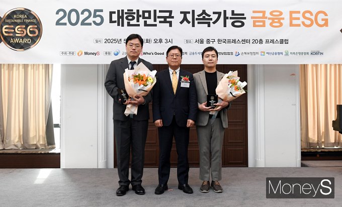 이근주 한국핀테크산업협회장(가운데)이 13일 오후 3시 서울 중구 한국프레스센터에서 열린 '제5회 지속가능 금융 ESG 어워드'에서 김준수 토스 상무와 홍종호 네이버페이 홍보실장에게 ESG 혁신 리더와 핀테크 리더 부문 상패를 전달한 뒤 기념촬영을 하고 있다. /사진=장동규 기자