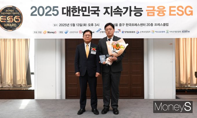 이근주 한국핀테크산업협회장(왼쪽)이 13일 오후 서울 중구 한국프레스센터에서 열린 '제5회 지속가능 금융 ESG 어워드'에서 김준수 토스 상무에게 ESG혁신 리더 상패를 전달한 뒤 기념촬영을 하고 있다. /사진=장동규 기자
