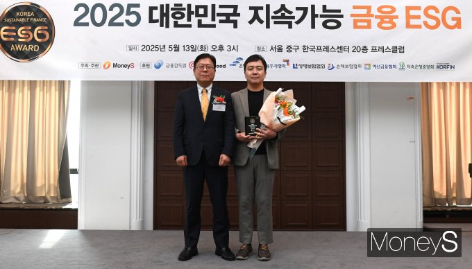 이근주 한국핀테크산업협회장(왼쪽)이 13일 오후 서울 중구 한국프레스센터에서 열린 '제5회 지속가능 금융 ESG 어워드'에서 홍종호 네이버페이 홍보실장에게 핀테크 부문 리더 상패를 전달한 뒤 기념촬영을 하고 있다. /사진=장동규 기자