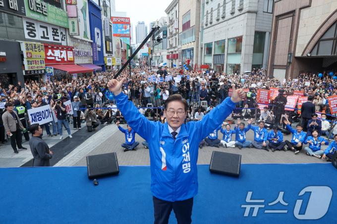 이재명 더불어민주당 대통령 후보가 대표적 험지인 대구·경북(TK) 지역 유세에 돌입한 13일 오후 대구 중구 동성로에서 연설을 마친 뒤 두손을 번쩍 들고 있다. 2025.5.13/뉴스1 ⓒ News1 안은나 기자
