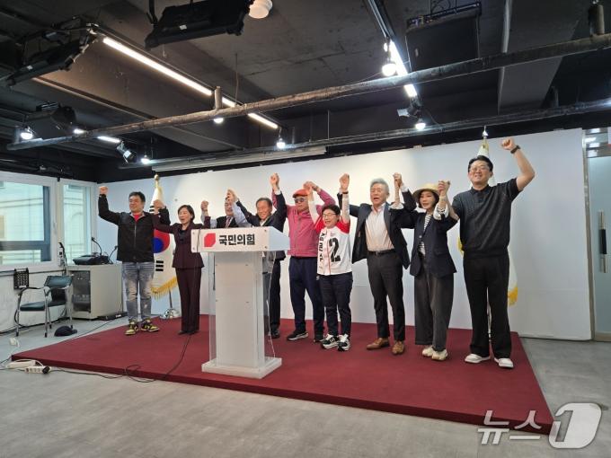 가수 김흥국 등 연예인들이 13일 국민의힘 당사에서 김문수 국민의힘 대통령 후보 지지 선언을 하고 있다. ⓒ News1 손승환 기자