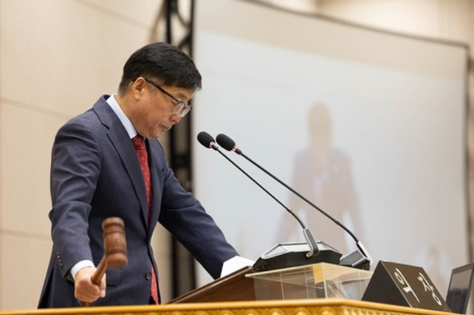  윤창철 양주시의회 의장이 13일 열린 제377회 임시회에서 국방전력지원체계 강화를위한 경기북부방위산업혁신클러스터지정 촉구결의안을 채택하고있다. /사진제공=양주시의회