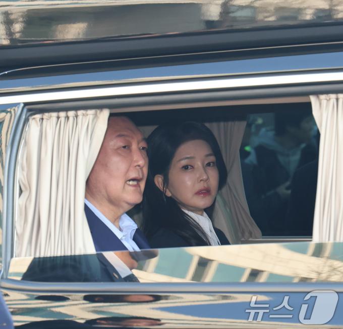 윤석열 전 대통령과 김건희 여사가 헌법재판소 파면 결정 후 일주일 만인 지난달 11일 오후 서울 용산구 한남동 대통령 관저를 떠나고 있다. (공동취재)/뉴스1 ⓒ News1 김성진 기자
