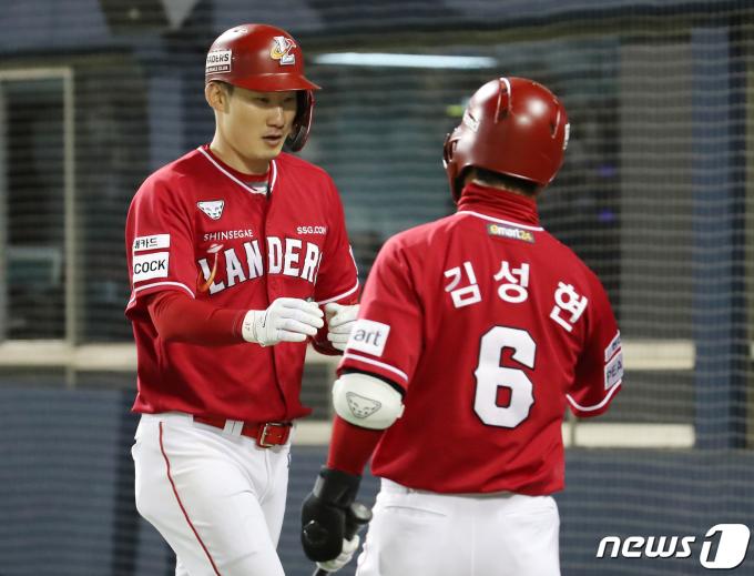 SSG 랜더스 오태곤(왼쪽)과 김성현. 뉴스1 DB ⓒ News1 김진환 기자