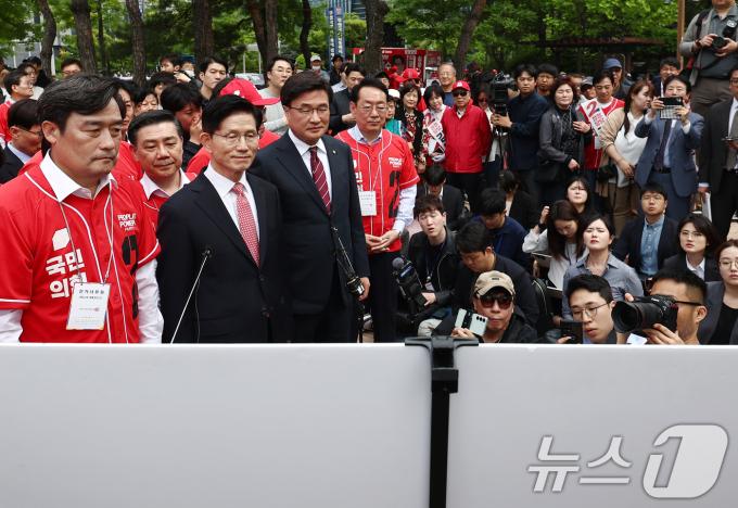 김문수 국민의힘 대통령 후보가 13일 부산 산업은행 이전 부지를 찾아 브리핑을 듣고 있다. 2025.5.13/뉴스1 ⓒ News1 김민지 기자