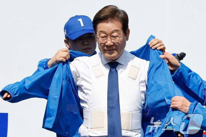이재명 더불어민주당 대통령 후보가 제21대 대통령 선거 공식 선거운동 첫날인 12일 오전 서울 중구 청계광장에서 열린 출정식에서 방탄복 위에 선거운동복을 입고 있다. 2025.5.12/뉴스1 ⓒ News1 안은나 기자