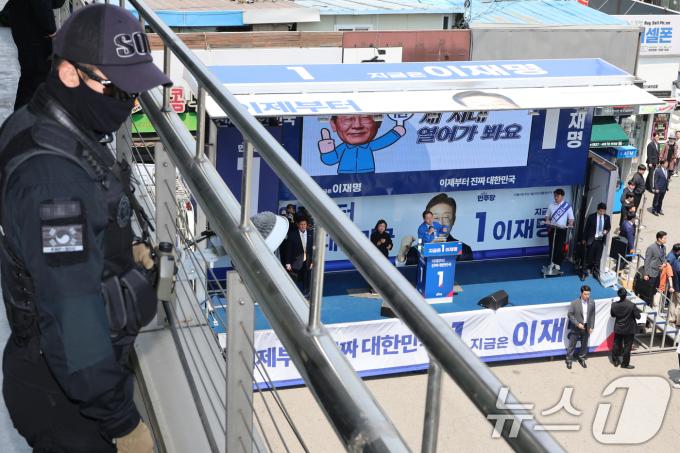 이재명 더불어민주당 대통령 후보가 경북 구미역 광장에서 집중 유세를 하는 가운데 13일 경찰특공대원들이 경호·경비 활동을 하고 있다. (공동취재) 2025.5.13/뉴스1 ⓒ News1 안은나