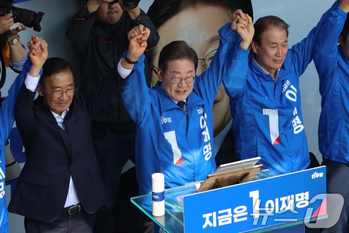 [뉴스1 PICK]'이재명 테러 위협'...사거리 2km 소총 밀반입 제보까지