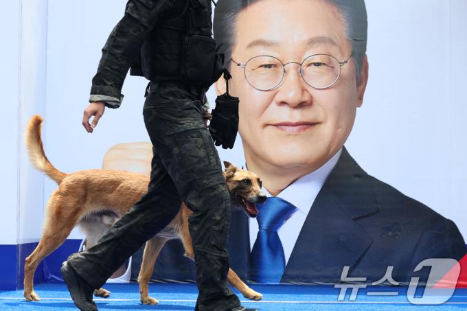 [뉴스1 PICK]'이재명 테러 위협'...사거리 2km 소총 밀반입 제보까지