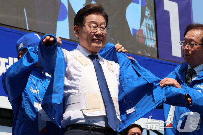 [뉴스1 PICK]'이재명 테러 위협'...사거리 2km 소총 밀반입 제보까지