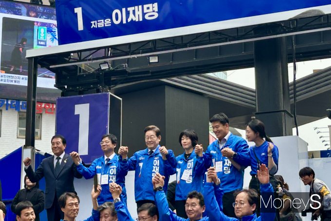 이재명 더불어민주당 대통령 후보가 '보수의 심장' 대구를 찾아 "재매이가 남이가 한 번 해주시라"며 TK(대구·경북) 지역 유권자들에게 지지를 호소했다. 사진은 이 후보가 13일 대구 중구 대구백화점 앞에서 진행된 유세에서 기념 촬영을 위해 포즈를 취하는 모습.  /사진=김성아 기자