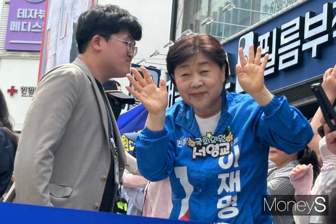 이 후보는  특정 정당의 독점적 지지가 만들어낸 지역 정치의 안일함에도 날을 세웠다. 사진은 서영교 더불어민주당 의원이 이날 열린 대구 유세 현장에서 지지자들과 눈맞춤 하는 모습. /사진=김성아 기자