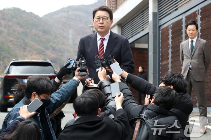 국민의힘 권영세 비상대책위원장, 권성동 원내대표, 김상훈 정책위의장 등 당 지도부가 3일 오후 대구 달성군 유가읍 박근혜 전 대통령 사저를 찾아 박 전 대통령을 예방한 뒤 신동욱 수석대변인이 사저를 떠나기 전 브리핑하고 있다. 2025.3.3/뉴스1 ⓒ News1 공정식 기자