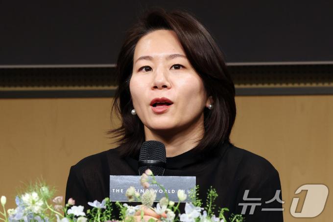 '장인'역을 맡은 메조소프라노 김정미가 13일 서울 서초구 예술의전당 음악당 인춘아트홀에서 열린 오페라 '물의 정령' 기자간담회에서 인사말을 하고 있다. 2025.5.13/뉴스1 ⓒ News1 이동해 기자