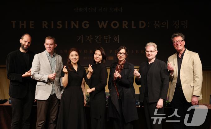 13일 서울 서초구 예술의전당 음악당 인춘아트홀에서 열린 오페라 '물의 정령' 기자간담회에서 참석자들이 기념촬영을 하고 있다. 2025.5.13/뉴스1 ⓒ News1 이동해 기자