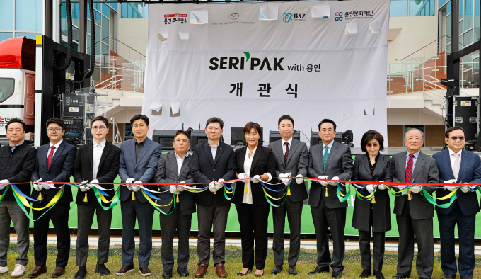 이상일 용인시장, 박세리 전 감독, 시·도의원, 스포츠스타, 방송인 등 300여명이 참석한 가운데 13일 마평동 옛 용인종합운동장에 골프스타 박세리 전 감독과 함께하는 'SERI PAK with 용인'을 개관했다. /사진제공=용인특례시