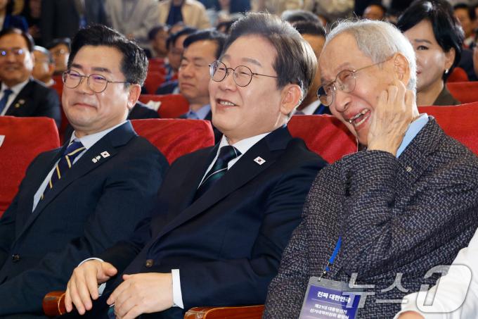 이재명 더불어민주당 대선 후보와 윤여준 상임 총괄선대위원장이 30일 오후 서울 여의도 국회 의원회관에서 열린 제21대 대통령선거 중앙선거대책위원회 출범식에 참석해 대화하고 있다. 2025.4.30/뉴스1 ⓒ News1 안은나 기자