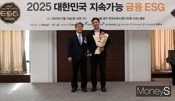 김형기 머니S 대표이사(왼쪽)와 황현 하나금융지주 ESG상생금융부 부장 모습. /사진=장동규 기자