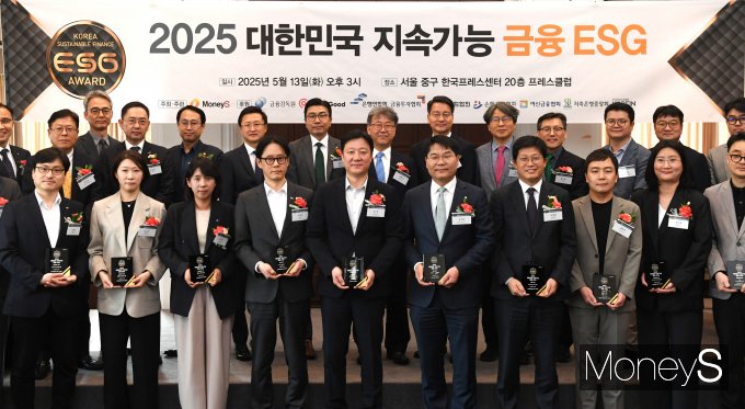김형기 머니S 대표이사가 '제5회 지속가능 금융 ESG 어워드'에서 수상자들과 기념촬영을 하고 있다. /사진=장동규 기자 