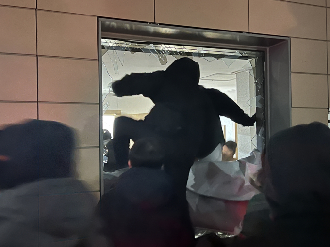 서울서부지법에 침입해 난동을 피운 이들에 대한 첫 판결이 오는 14일에 나온다. 사진은 지난 1월19일 서울서부지법에 침입해 난동을 부리는 윤석열 전 대통령의 지지자들의 모습. /사진=뉴스1