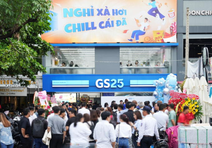 GS리테일이 국내 편의점 업계 최초로 중동 시장 진출을 검토하고 있다. 베트남 GS25 300호점 디엔비엔푸점 개점 현장. /사진=GS리테일