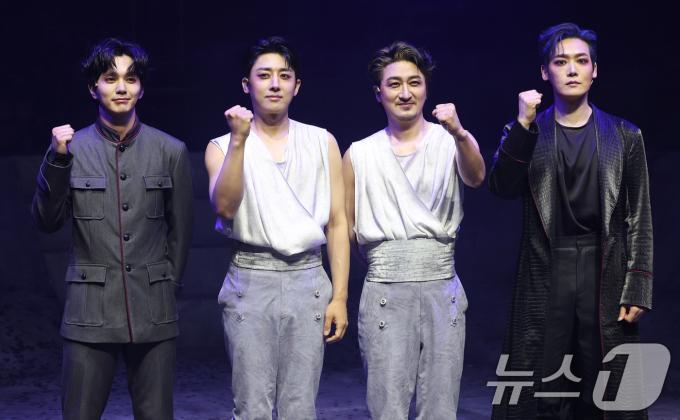 배우 유승호(왼쪽부터)와 손호준, 김준원, 양지원이 13일 서울 마포구 서강대학교 메리홀 대극장에서 열린 연극 ‘킬링시저’ 프레스콜에서 포즈를 취하고 있다. 윌리엄 셰익스피어의 명작 '줄리어스 시저'를 원작으로 한 연극 '킬링 시저'는 공화정을 지킨다는 명분으로 벌어진 시저 암살이 결국 또 다른 독재자를 탄생시킨 아이러니를 다룬 작품이다. 2025.5.13/뉴스1 ⓒ News1 권현진 기자