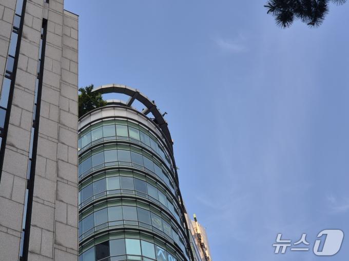 13일 오후 6시 28분쯤 서울 강남역 인근 빌딩 옥상 난간에 올라가 투신 시도 소동을 벌인 남성을 소방당국이 구조했다.ⓒ 뉴스1 남해인 기자